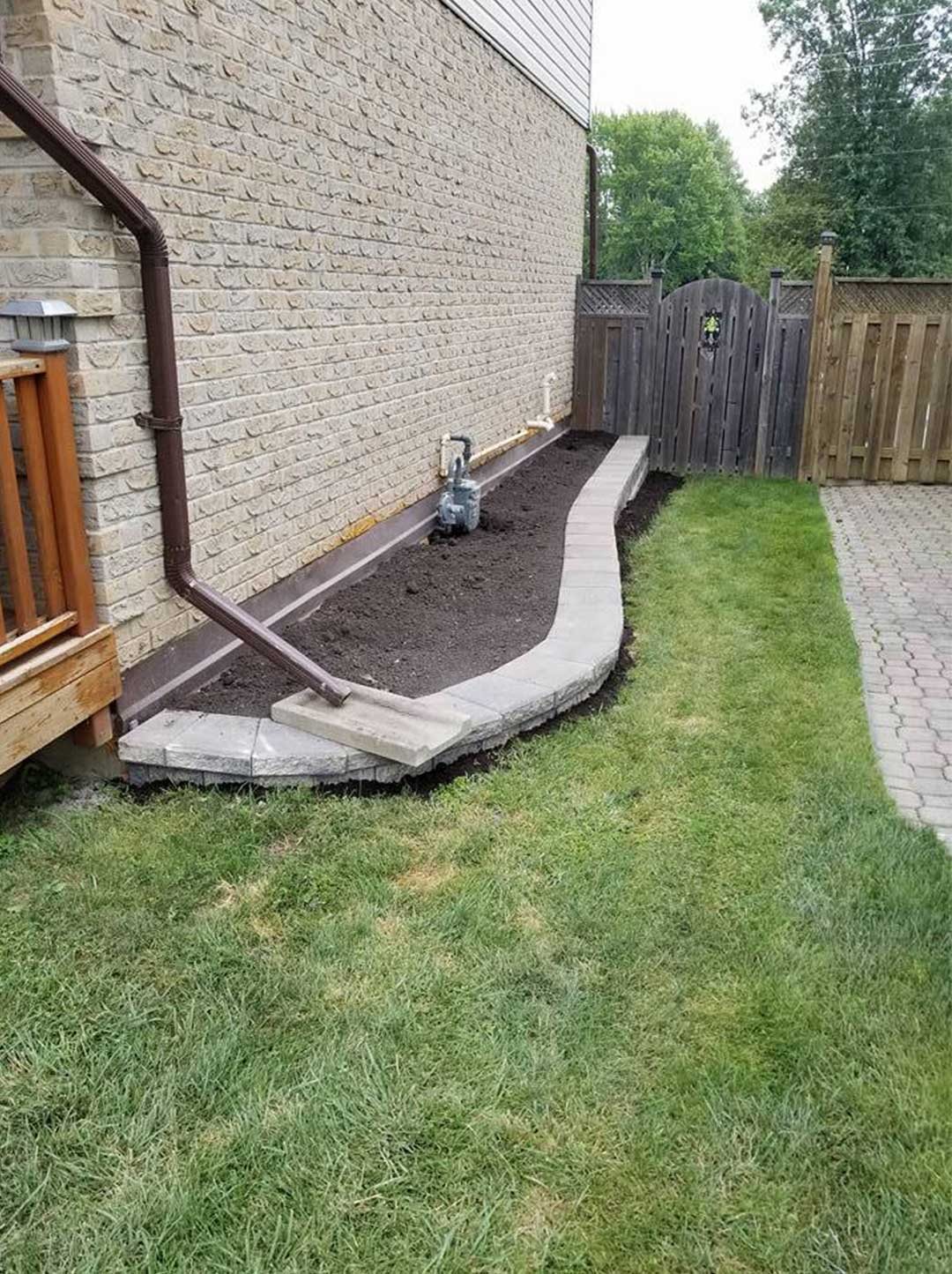 interlocking stone retaining wall